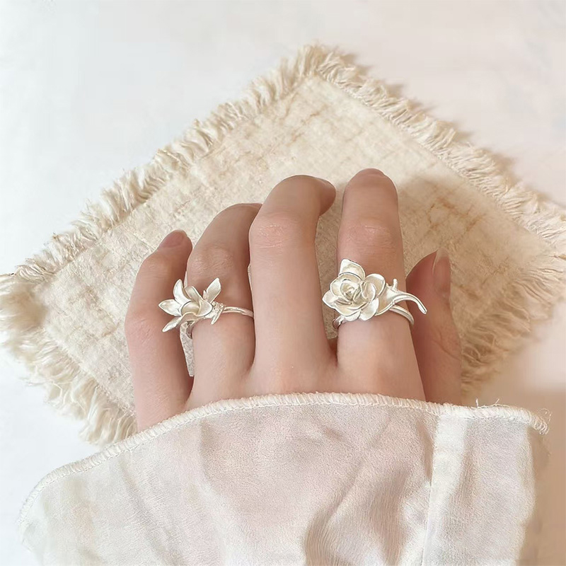 Fashion-Forward Flower Ring, J - Vintage Fashion Buyer recension och pris